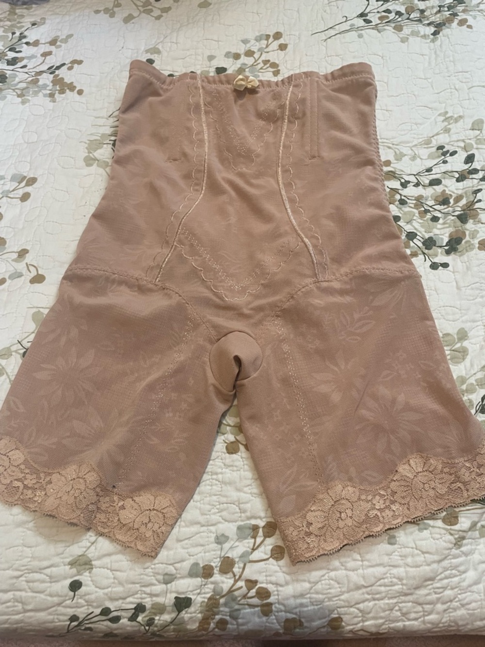 High-Waist Lace-Trim Shapewear Shorts in Nude( size:8-10)
